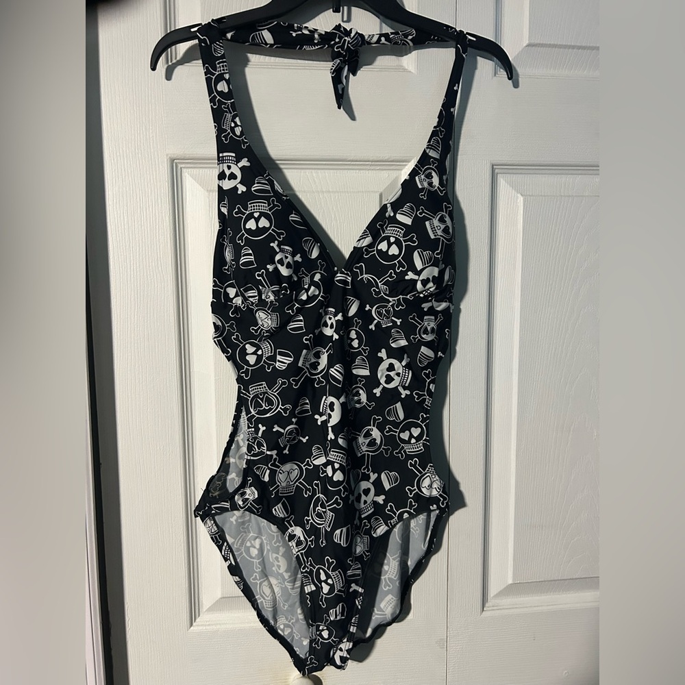 Black and White Skull Print Swimsuit